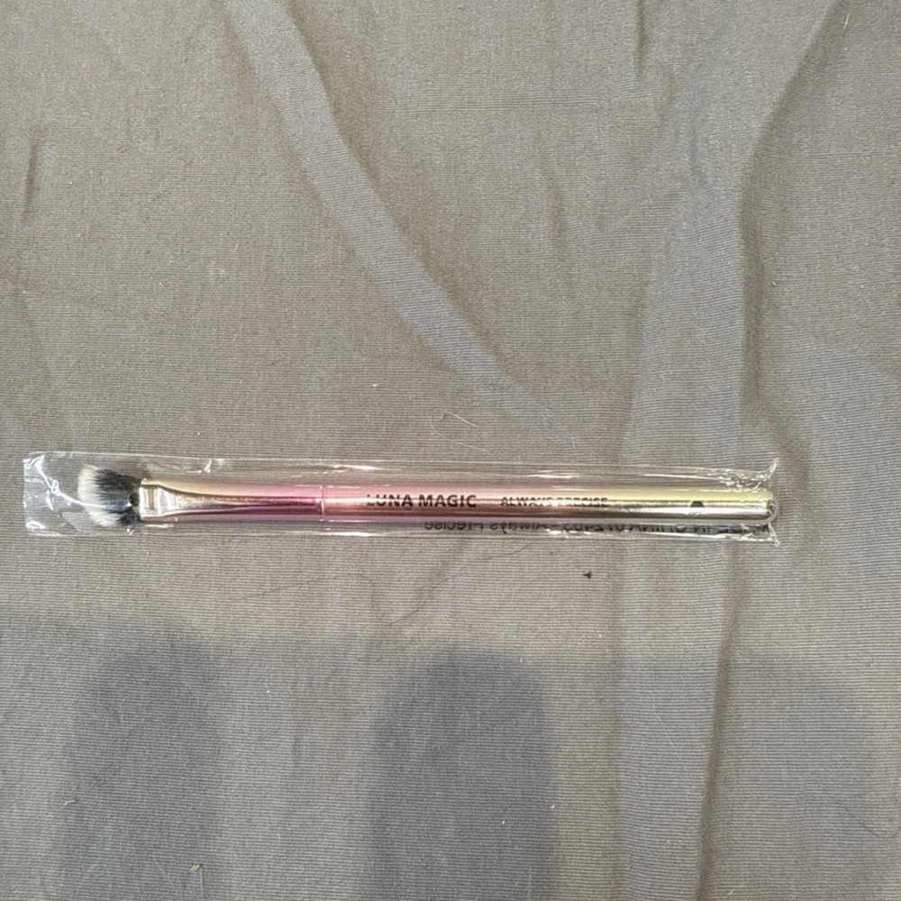 Luna Magic 444 Eyeshadow Brush NEW